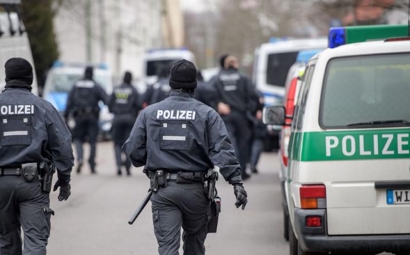 Полицаи в Германия Нидерландия и Белгия претърсиха шестнадесет обекта и